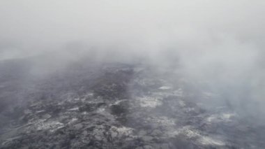 Paltolu Adam 'ın Drone' u Sisli Arazide Duruyor