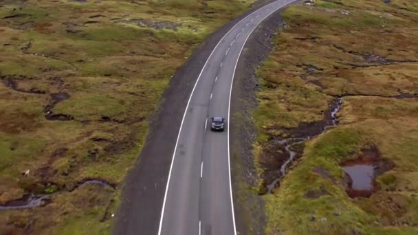 Drone Flight Tracking auto di guida lungo la strada vuota — Video Stock