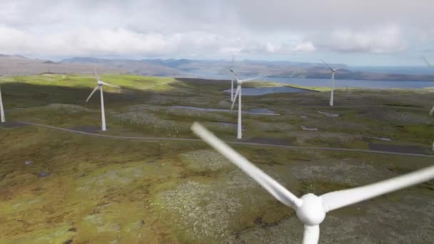 Drone vlucht tussen windturbines in groen landschap — Stockvideo