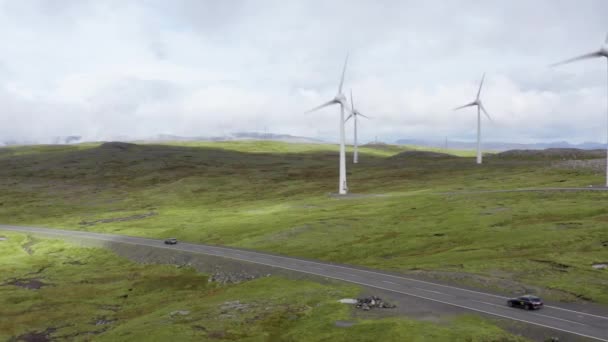 Drone Flight över landskapet med bilar kör längs vägen med vindkraftverk — Stockvideo