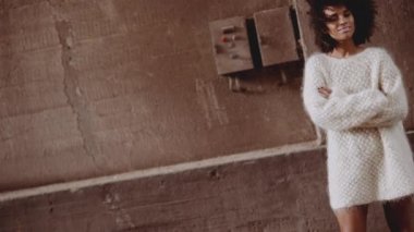 Yünlü Elbiseli Afro Saçlı Gülümseyen Genç Kadın