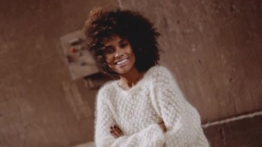 Yünlü Elbiseli Afro Saçlı Gülümseyen Genç Kadın