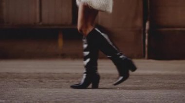 Yünlü Elbiseli Kadın ve Rüzgarlı Afro Saçlı Çizmeler Yürüyen Kadın