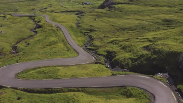 Drone su strada tortuosa nella campagna drammatica delle isole Faroe — Video Stock