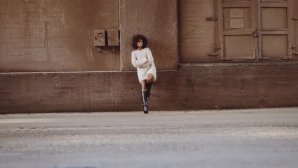 Smiling Woman With Windswept Afro In Woollen Dress And High Heeled Boots — Stock Video