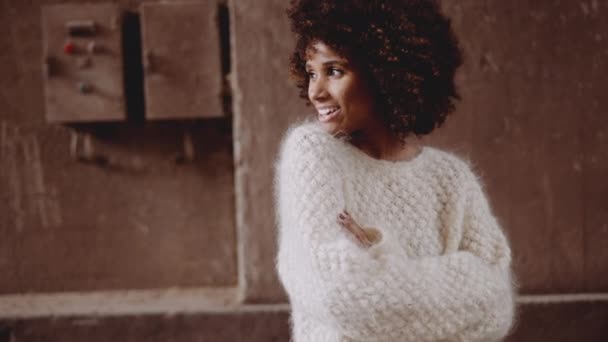 Mujer joven sonriente con pelo afro en vestido de lana — Vídeos de Stock