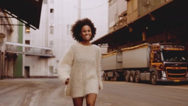 带着非洲裔头发的年轻女子走过的微笑 — 图库视频影像