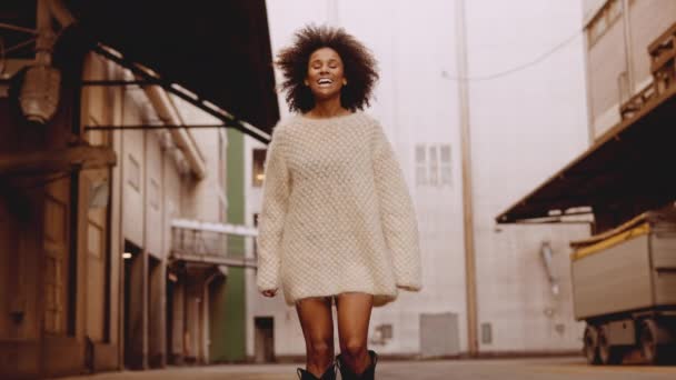 在羊毛顶上对着黑发的年轻女人笑 — 图库视频影像