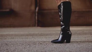 Moda Modelinde Deri Çizmeler Sokakta Duruyor