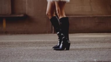 Siyah Deri Çizmeli Genç Kadın Sokakta Yürüyor