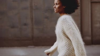 Gülümseyen Genç Kadın Rüzgarlı Afro Saçlı Sokakta Yürüyen