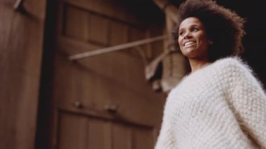Gülümseyen Genç Kadın Rüzgarlı Afro Saçlı Sokakta Yürüyen