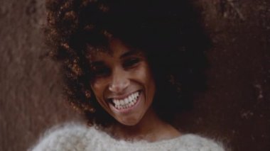 Gülümseyen Genç Model Yünlü elbiselerle Duvara yaslanıyor