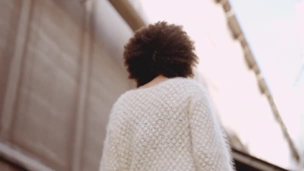 具有非洲大头发的羊毛时装中的年轻模特 — 图库视频影像