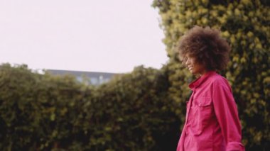 Pembe Giysili Afro Saçlı Genç Kadın