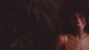 Turuncu Elbiseli Afro Danseden Genç Gülümseyen Kadınlar