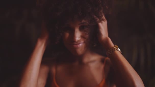 Mulher Dançando Jovem Com Mãos Em Cabelo Afro — Vídeo de Stock