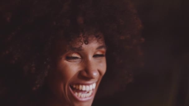 Mujer sonriente con Afro Hair bailando a cámara en vestido naranja — Vídeos de Stock
