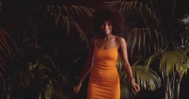 Turuncu Elbiseli Afro Danseden Genç Gülümseyen Kadın
