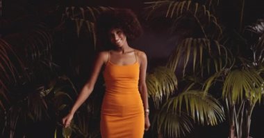 Elleri Afro Saçlı Kadın Turuncu Elbiseyle Dans Ediyor