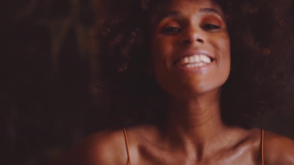 Jovem bela mulher com afro posando e sorrindo para câmera — Vídeo de Stock