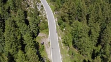 Dar Yol 'un Havadan Çekimi Dolomitlerdeki Passo Giau Dağları' ndan
