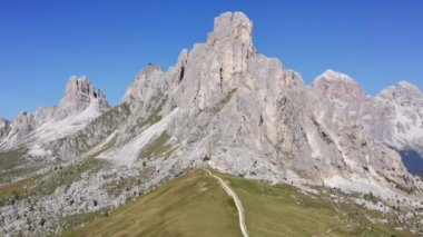 İtalya 'daki Dolomitler Dağı' nın çevresindeki yemyeşil alan