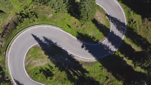 Zdjęcie lotnicze krętej drogi z rowerami, drzewa leśne po obu stronach — Wideo stockowe