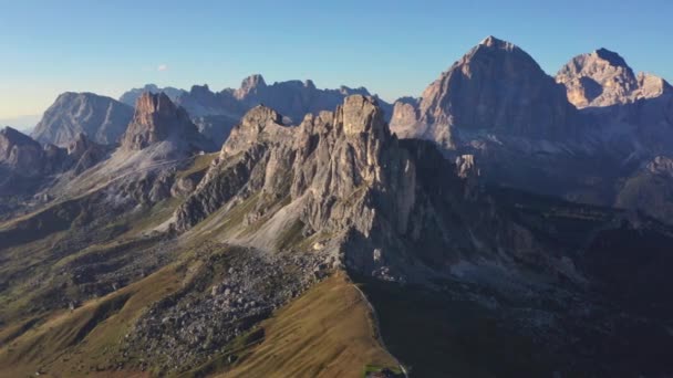 Sűrű erdők és füves mezők levegővel Dolomitokban, Olaszországban — Stock videók