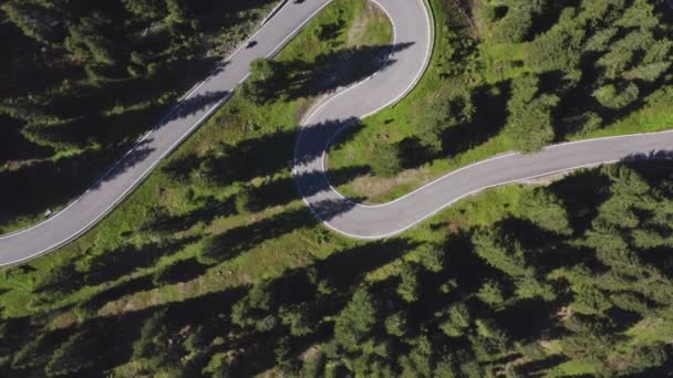 Lange kurvenreiche Straße in Richtung Giau-Pass, Italien - durchfahrende Motorräder — Stockvideo
