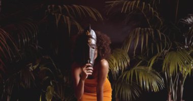 Yüzünün Önünde Geleneksel Maskeyi Tutan Güzel Kadın