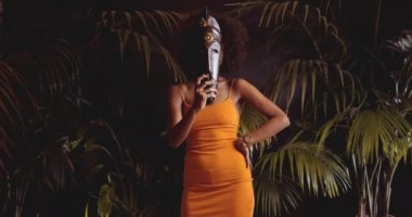 Geleneksel Maskeli Güzel Kadın Tutuyor ve poz veriyor