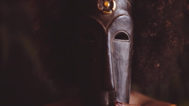 Γυναίκα με Afro εκμετάλλευση παραδοσιακή μάσκα πάνω από το πρόσωπο — Αρχείο Βίντεο