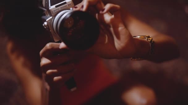 Mujer con pelo afro filmación con cámara Vintage 8mm — Vídeos de Stock