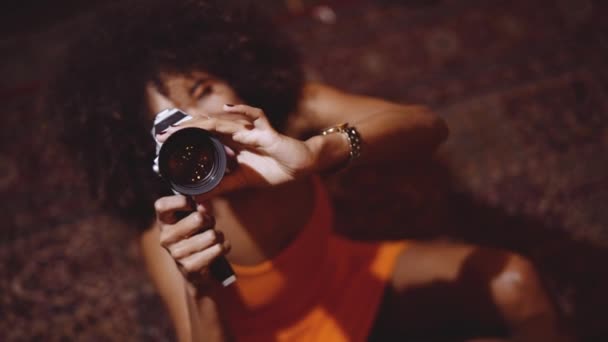 Nő Afro haj narancs ruha segítségével Vintage 8Mm kamera — Stock videók