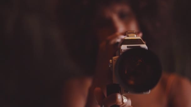 Mujer usando vintage cámara de 8mm — Vídeo de stock