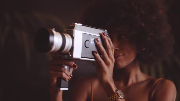 Afro saçlı kadın Vintage 8Mm Kamera kullanıyor. — Stok video