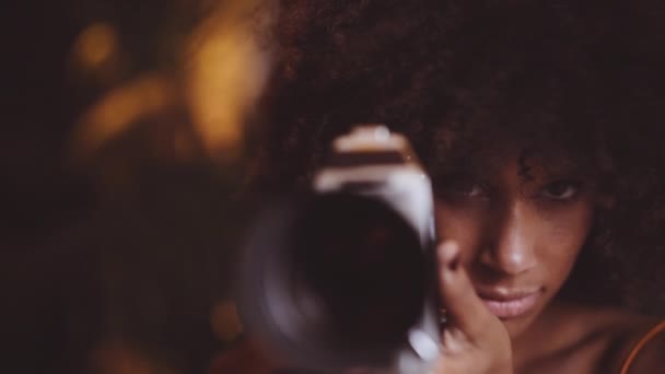 Kobieta z afro włosy przy użyciu Vintage 8Mm aparat — Wideo stockowe
