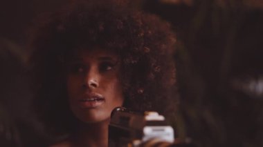 Klasik 8Mm Kameralı Afro Saçlı Kadın Filmi