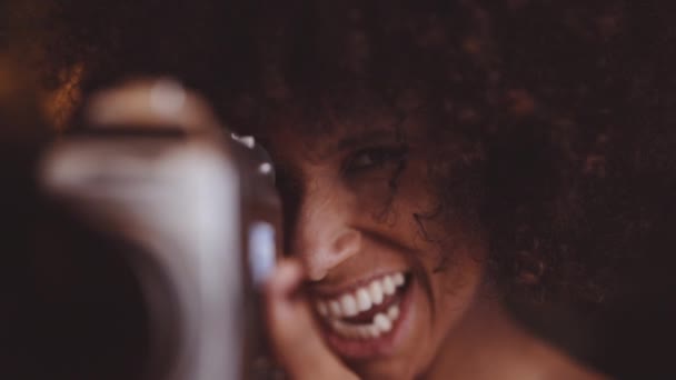 Mujer con pelo afro usando cámara vintage de 8mm — Vídeos de Stock