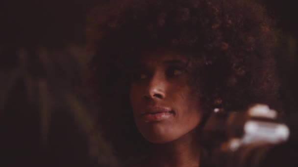 Vrouw met Afro Hair Filmen met Vintage 8mm Camera — Stockvideo