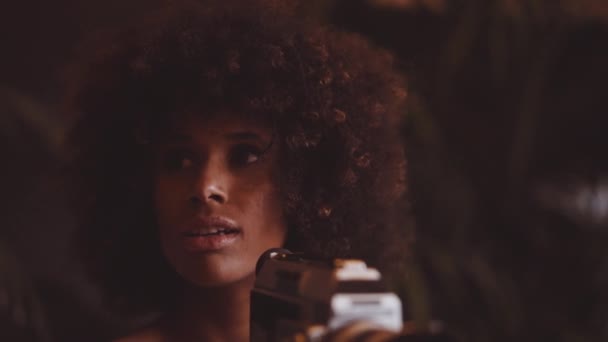 Mujer con pelo afro filmación con cámara Vintage 8mm — Vídeos de Stock