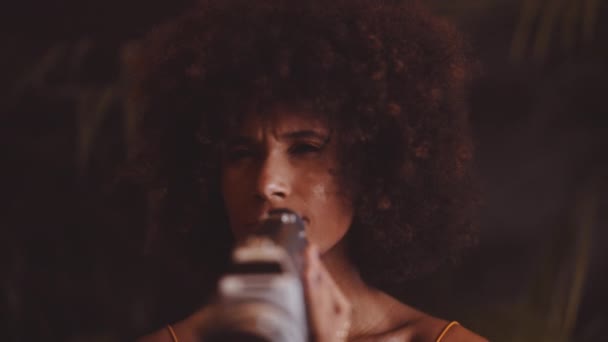 Femme avec des cheveux afro en robe orange utilisant un appareil photo 8mm Vintage — Video