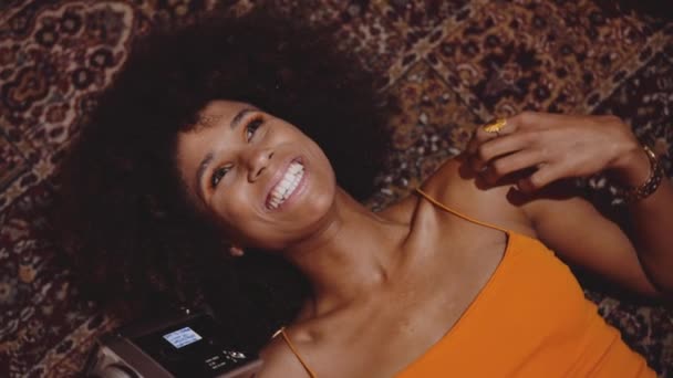 Kobieta z afro włosy uśmiecha się z Vintage 8Mm aparat — Wideo stockowe