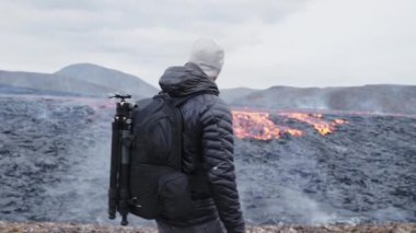 Fotoğrafçı Sırt çantasıyla Akan Lava 'ya Yakın Yürüyor