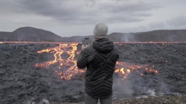 Fotoğrafçı İHA 'yı Kontrol Ediyor ve Lav Alanına Bakıyor
