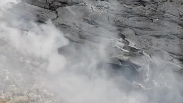 용암의 암석에서 뿜어 져 나오는 연기 — 비디오