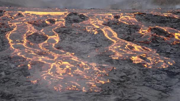 Lava fundida fluyendo en el campo de lava — Vídeos de Stock