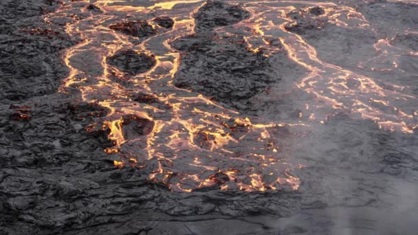 Lava fundida fluyendo en el campo de lava — Vídeos de Stock