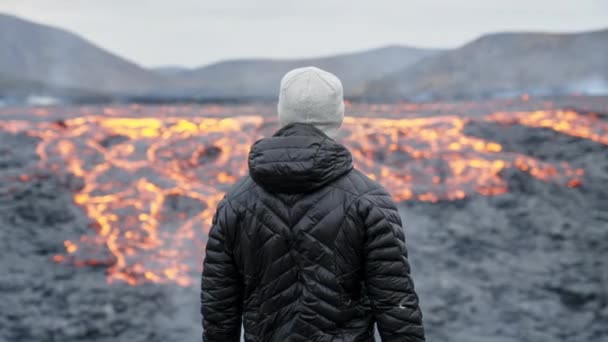 Człowiek patrząc przez pływającą lawę w płonącym krajobrazie — Wideo stockowe